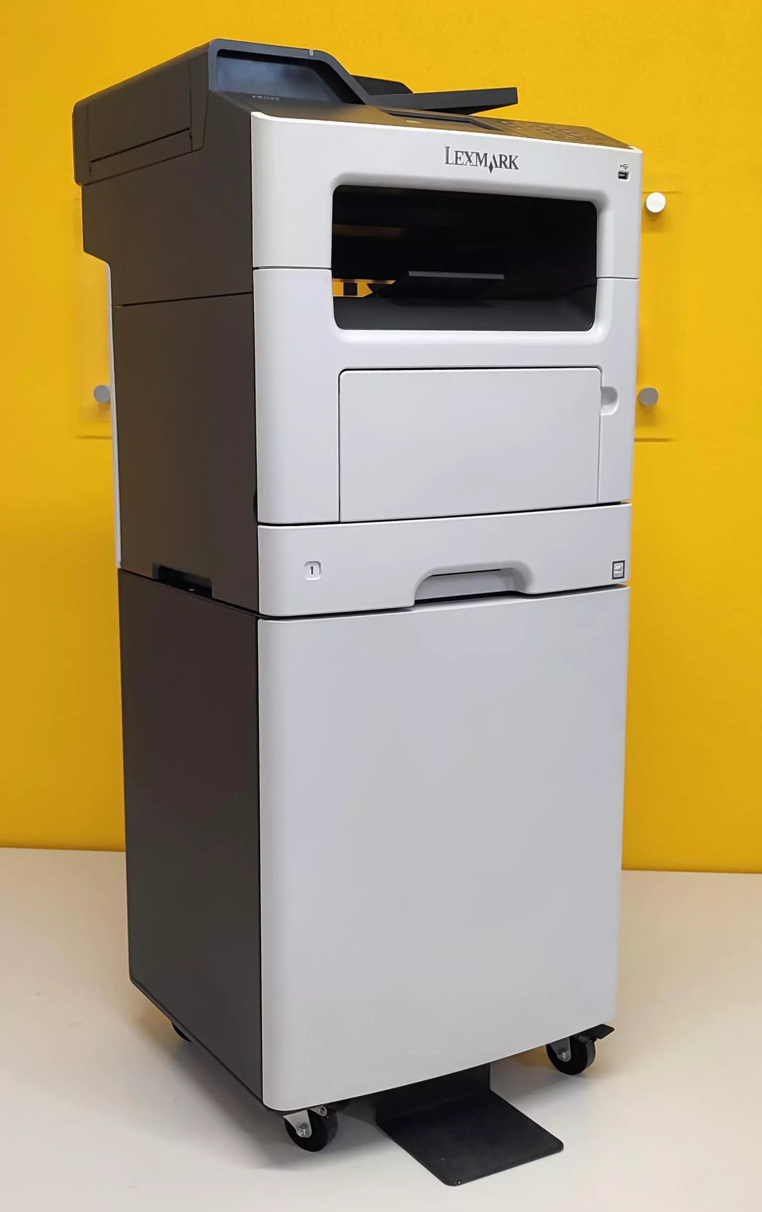 Cassetto Portaoggetti e Risme Lexmark XM1140 - facile accesso e stoccaggio delle risorse di stampa con ruote per un facile trasporto Cassetto Portaoggetti e Risme Lexmark XM1140 - facile accesso e stoccaggio delle risorse di stampa con ruote per un facile trasporto